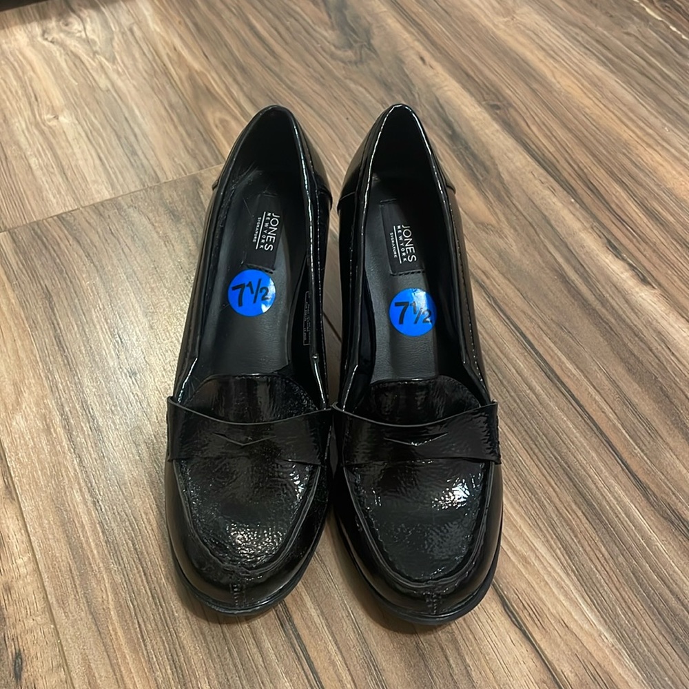 Jones New York Signature Black heeled loafer